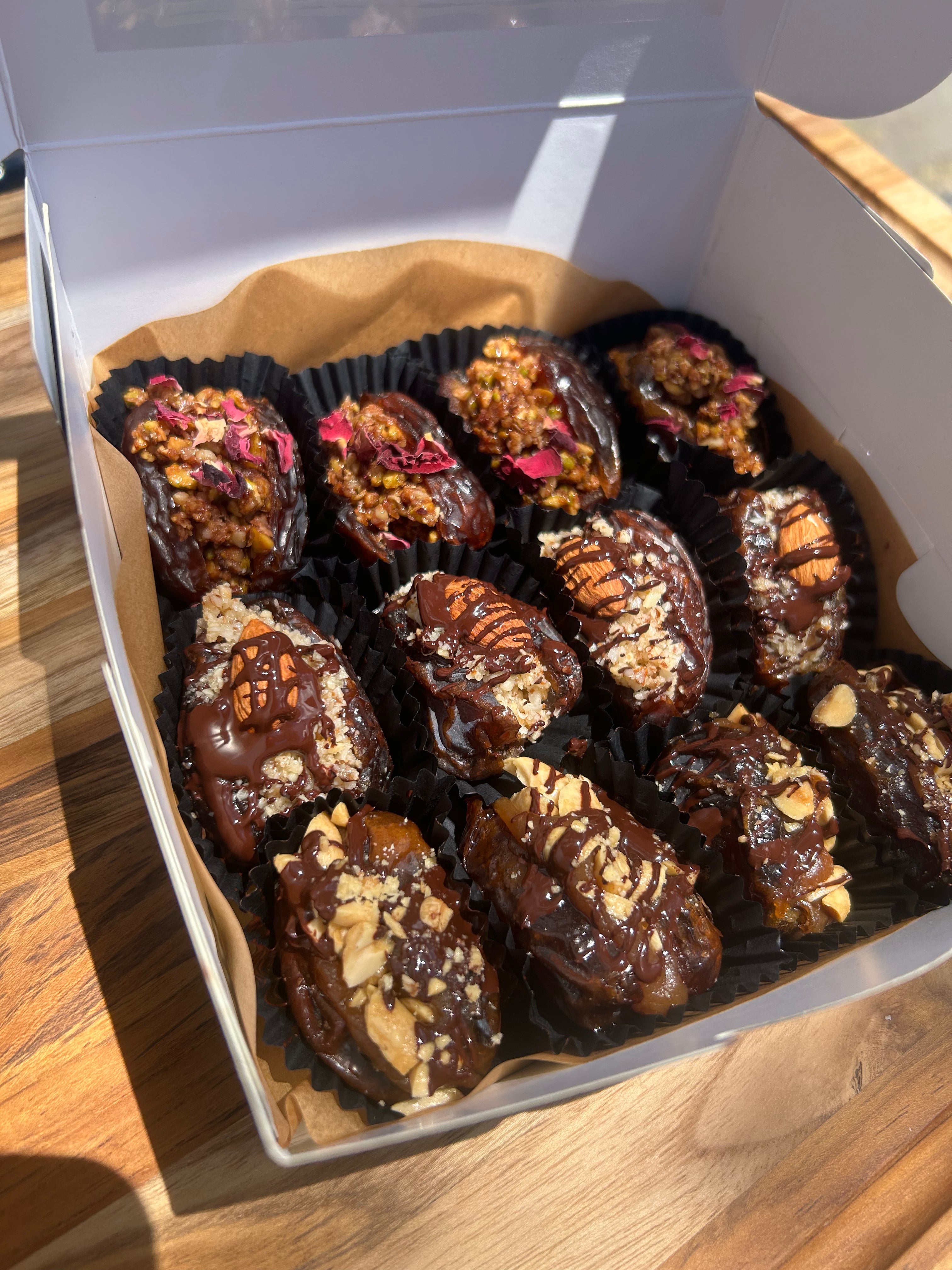 Gourmet Stuffed Dates – Docena Surtida ✨ (recogido solamente)